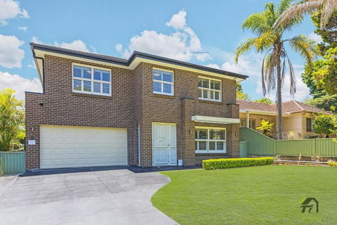 Quiet And Warm 4 Bedrooms In Hornsby - Surfers Paradise Gold Coast 1