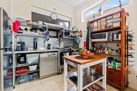 Quirky Marrickville 1-Bed With Courtyard By Shops - Surfers Paradise Gold Coast 3