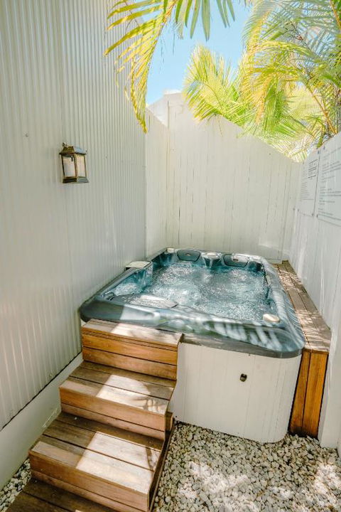 Private Outdoor Spa, Fire Pit, Cinema Room - THE COTTAGE COOLUM BEACH - Surfers Paradise Gold Coast 0