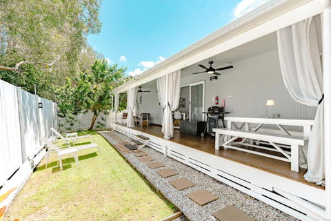 Private Outdoor Spa, Fire Pit, Cinema Room - THE COTTAGE COOLUM BEACH - Surfers Paradise Gold Coast 3