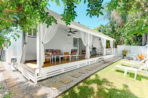 Private Outdoor Spa, Fire Pit, Cinema Room - THE COTTAGE COOLUM BEACH - Surfers Paradise Gold Coast 2