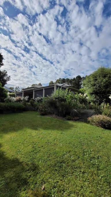 Quiet Family Retreat Getaway - Wildlife Park, Sovereign Hill, Kryall Castle And City At Your Door - Modern House, 8 Guests, 4 Bedrooms, 5 Beds - Surfers Paradise Gold Coast 0
