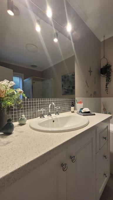 Quiet Family Retreat Getaway - Wildlife Park, Sovereign Hill, Kryall Castle And City At Your Door - Modern House, 8 Guests, 4 Bedrooms, 5 Beds - Surfers Paradise Gold Coast 2