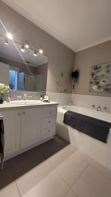 Quiet Family Retreat Getaway - Wildlife Park, Sovereign Hill, Kryall Castle And City At Your Door - Modern House, 8 Guests, 4 Bedrooms, 5 Beds - Surfers Paradise Gold Coast 3