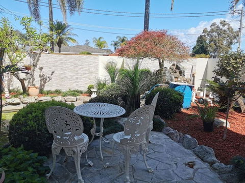 Attached Self Service Waterfront Whole Villa - Sydney - Surfers Paradise Gold Coast 3