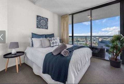AU1 - Long Stay W Balcony RiverViews Fast WiFi - Surfers Paradise Gold Coast 3