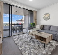 AU1 - Long Stay w Balcony RiverViews Fast WiFi - Surfers Paradise Gold Coast