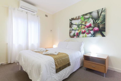 B5 Close To Nedlands, Cafes, Swan River, SCGH & UWA - Surfers Paradise Gold Coast 1