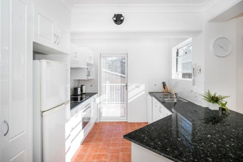 Beach Side Holiday Apartment - Surfers Paradise Gold Coast 2