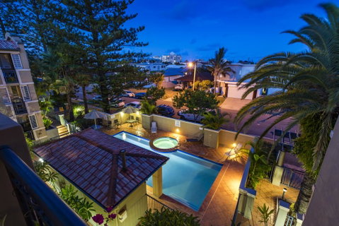 Beaches On Wave Street - Surfers Paradise Gold Coast 1