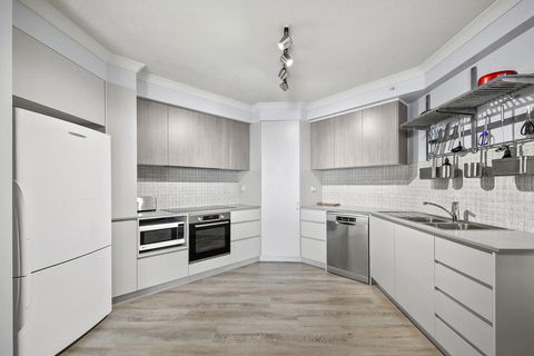 Beachfront Luxury 3 Bedroom In The Heart Of Surfers Paradise - Ocean Views Plus Indoor/outdoor Pool - Surfers Paradise Gold Coast 1