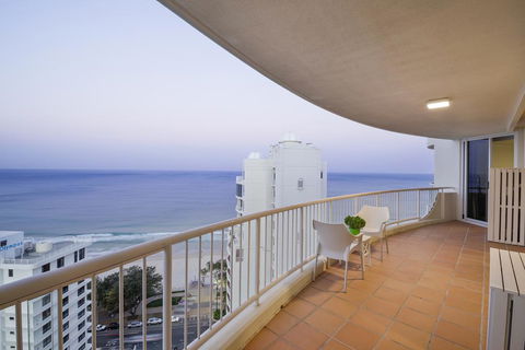 Beachfront Luxury 3 Bedroom In The Heart Of Surfers Paradise - Ocean Views Plus Indoor/outdoor Pool - Surfers Paradise Gold Coast 2