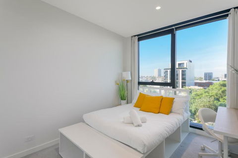 REST COLLECTION One Bedroom Apartment With Study - Surfers Paradise Gold Coast 1