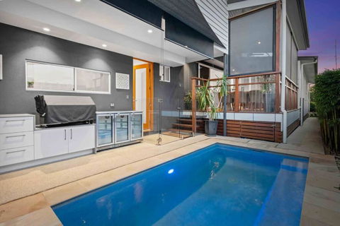 Redcliffe CBD Family Beach House - Surfers Paradise Gold Coast 0
