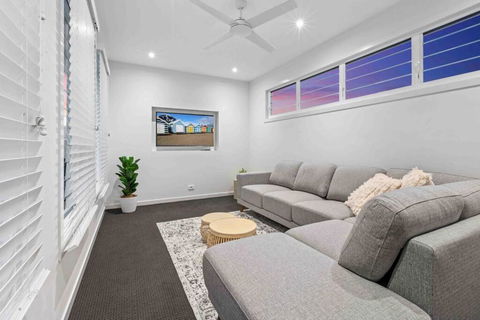 Redcliffe CBD Family Beach House - Surfers Paradise Gold Coast 2