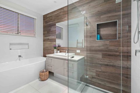 Redcliffe CBD Family Beach House - Surfers Paradise Gold Coast 3