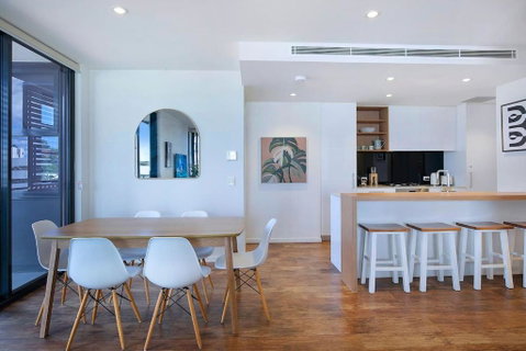 Regatta Hideaway - A Breezy Balcony Residence - Surfers Paradise Gold Coast 2