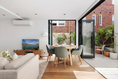 Relaxed Beachside Townhouse - Surfers Paradise Gold Coast 1