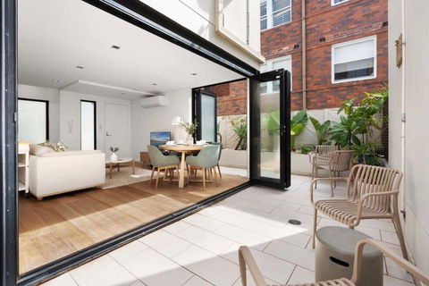 Relaxed Beachside Townhouse - Surfers Paradise Gold Coast 2