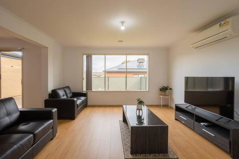 Relaxing Family Home In The Heart Of Tarneit - Surfers Paradise Gold Coast 0