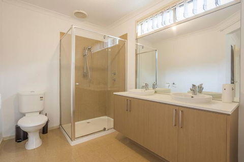 Relaxing Family Home In The Heart Of Tarneit - Surfers Paradise Gold Coast 1