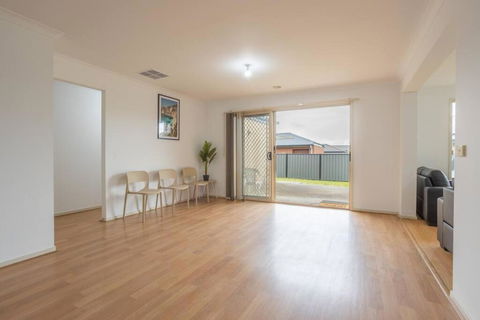 Relaxing Family Home In The Heart Of Tarneit - Surfers Paradise Gold Coast 2