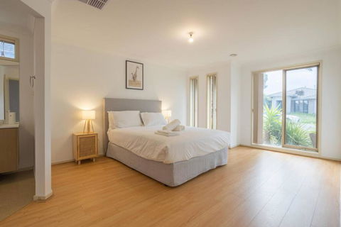 Relaxing Family Home In The Heart Of Tarneit - Surfers Paradise Gold Coast 3