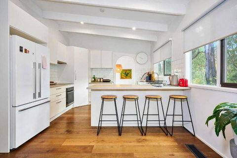 Renovated 5 Bedroom Retreat With Deck Fireplace - Surfers Paradise Gold Coast 0