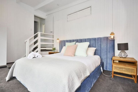 Renovated 5 Bedroom Retreat With Deck Fireplace - Surfers Paradise Gold Coast 3