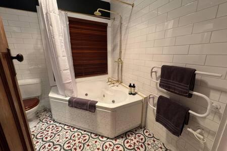 Renovated Cottage Near Cataract Gorge Launceston - Surfers Paradise Gold Coast 3