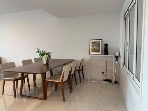 Resort-Style Apartment Near Harbour Town - Surfers Paradise Gold Coast 3