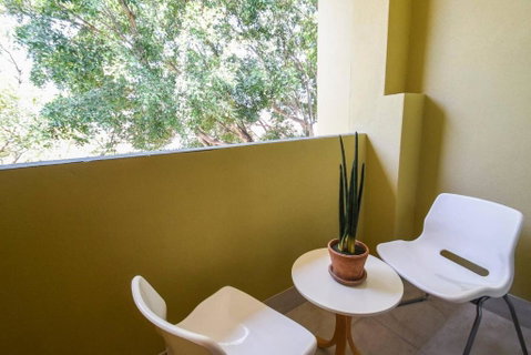Resort-style Coastal Living With Balcony & Pool - Surfers Paradise Gold Coast 3