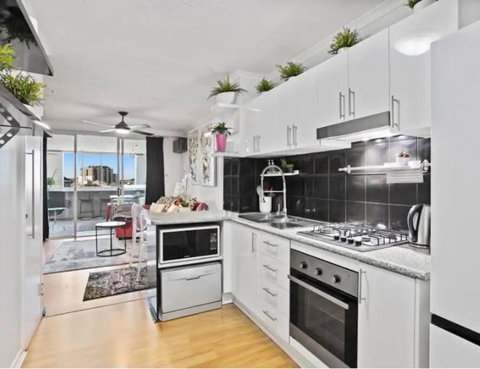 Retro Chic Vibes, Tropical Pool & Prime Location - Surfers Paradise Gold Coast 3