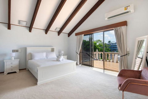 Retro Classic Surfers Paradise Waterfront Home - Surfers Paradise Gold Coast 2