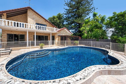 Retro Classic Surfers Paradise Waterfront Home - Surfers Paradise Gold Coast 3