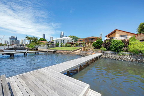 Retro Classic Surfers Paradise Waterfront Home - Surfers Paradise Gold Coast 1