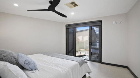 Riptides Booker Bay -Waterfront Apartment, Walk To Shops & Cafes - Surfers Paradise Gold Coast 3