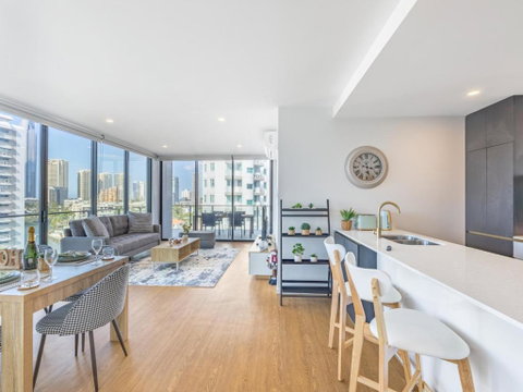 Riverside 2BR Delicate Apt - Surfers Paradise Gold Coast 2