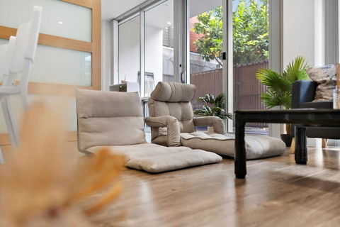 Rose - The Fringe Escape - Surfers Paradise Gold Coast 0