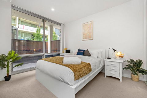Rose - The Fringe Escape - Surfers Paradise Gold Coast 2