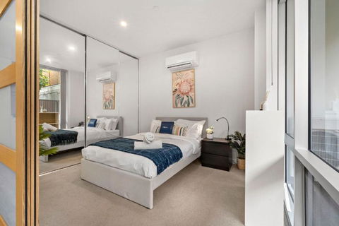 Rose - The Fringe Escape - Surfers Paradise Gold Coast 3