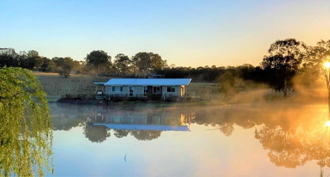 Romantic Lakehouse Set In A Private Vineyard In The Hunter Valley - Surfers Paradise Gold Coast 1