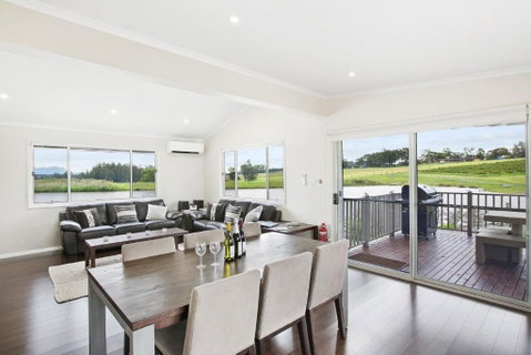 Romantic Lakehouse Set In A Private Vineyard In The Hunter Valley - Surfers Paradise Gold Coast 2