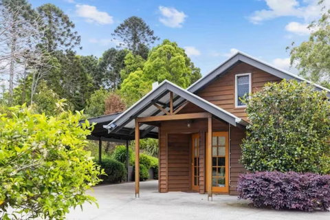 Romantic Lakeview Cottage - Surfers Paradise Gold Coast 1