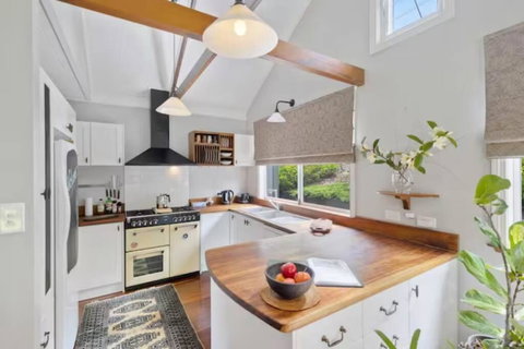 Romantic Lakeview Cottage - Surfers Paradise Gold Coast 2