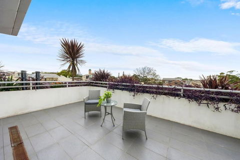 Rooftop 2 Bed Apt With Terrace At Newtown - Surfers Paradise Gold Coast 3