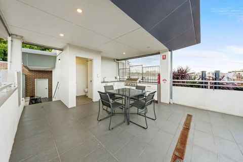 Rooftop 2 Bed Apt With Terrace At Newtown - Surfers Paradise Gold Coast 2