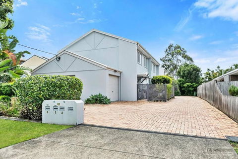 Rosella Rise! - Surfers Paradise Gold Coast 2