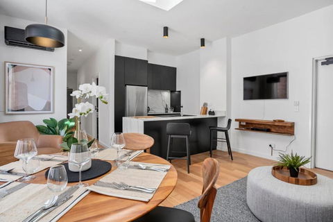 Sanctuary At Saddlers - Where Rustic Meets Refined - Surfers Paradise Gold Coast 3