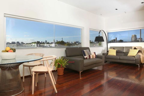 Saint George - The Townhouse - Surfers Paradise Gold Coast 2